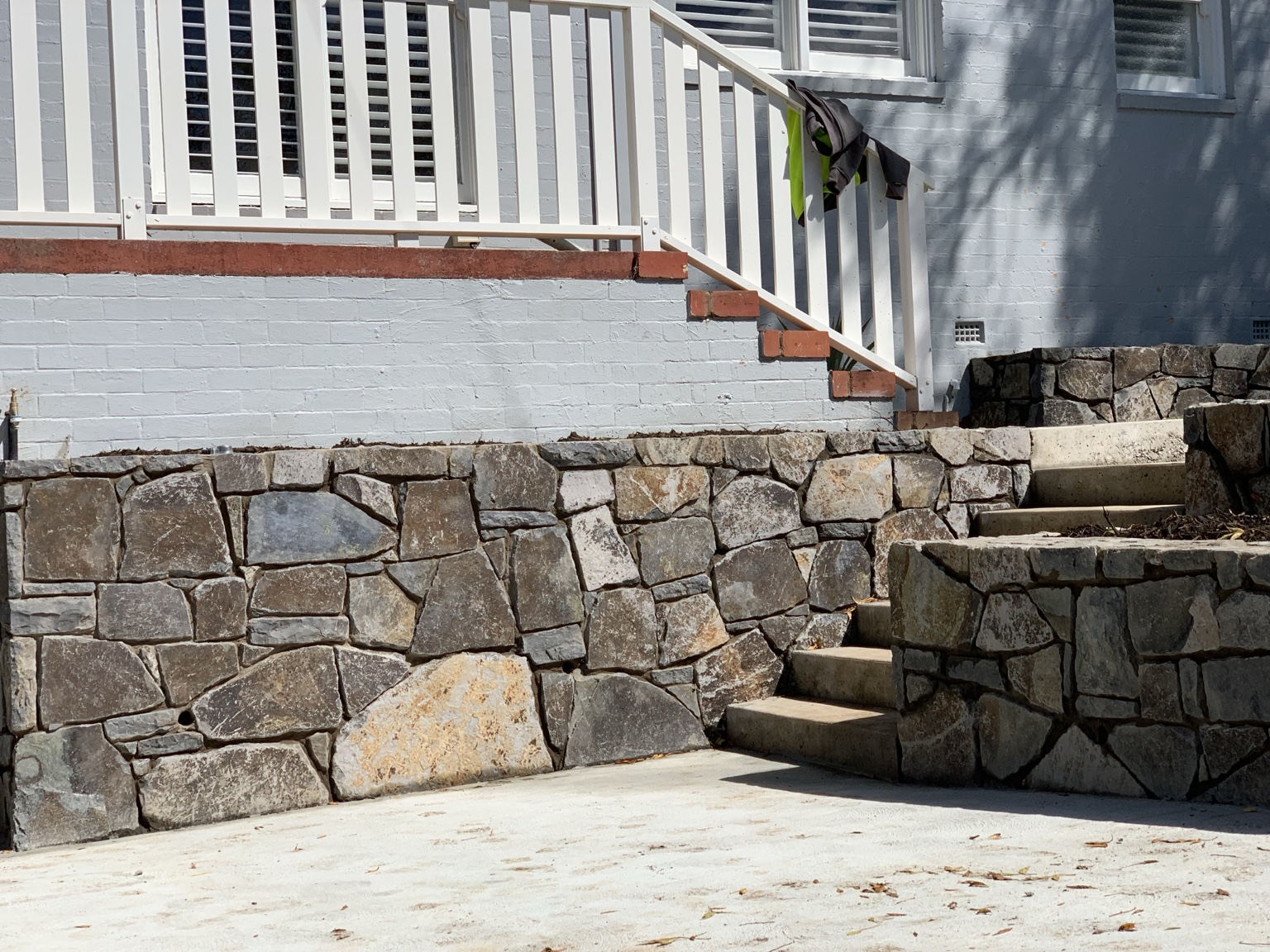 Natural stone wall